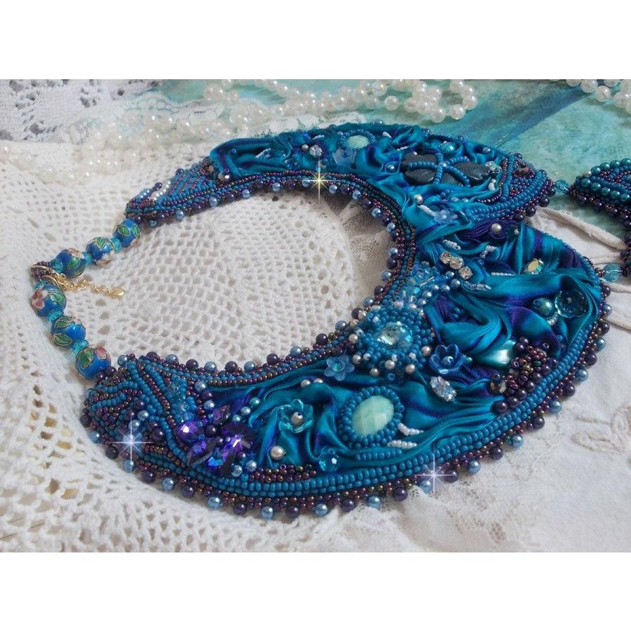 Collana a bretella Haute-Couture blu reale ricamata con un nastro di seta viola e blu anatra, cristalli e varie perline 