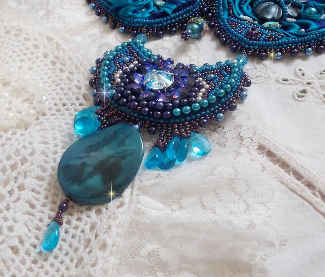 Collana a bretella Haute-Couture blu reale ricamata con un nastro di seta viola e blu anatra, cristalli e varie perline 