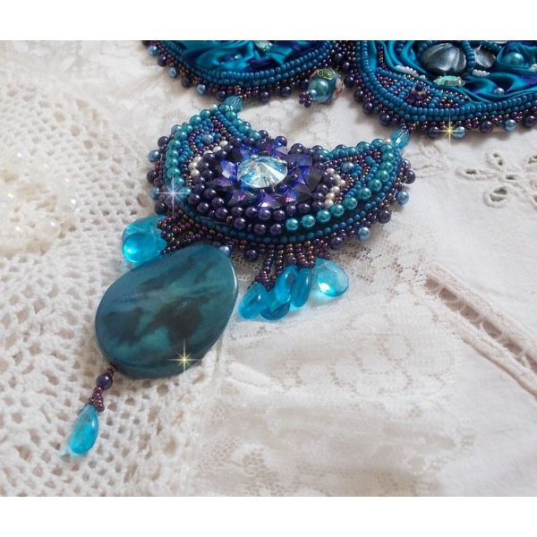 Collana a bretella Haute-Couture blu reale ricamata con un nastro di seta viola e blu anatra, cristalli e varie perline 