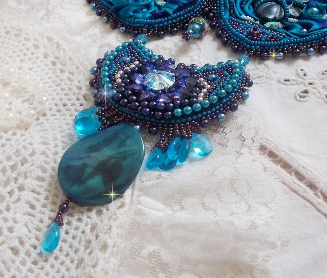 Collana a bretella Haute-Couture blu reale ricamata con un nastro di seta viola e blu anatra, cristalli e varie perline 