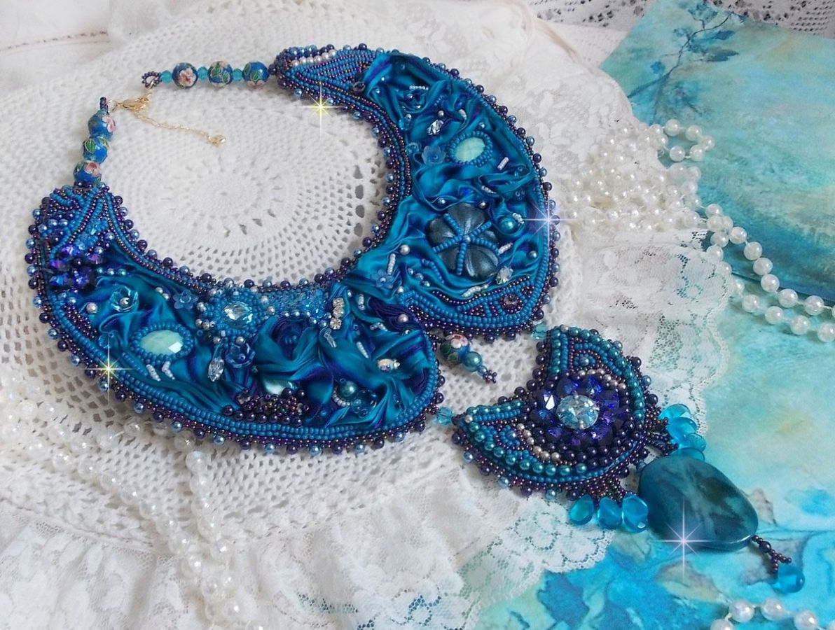 Collana a bretella Haute-Couture blu reale ricamata con un nastro di seta viola e blu anatra, cristalli e varie perline 