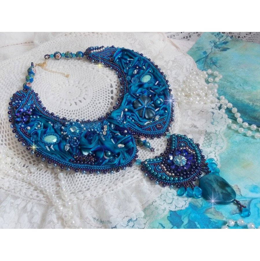 Collana a bretella Haute-Couture blu reale ricamata con un nastro di seta viola e blu anatra, cristalli e varie perline 