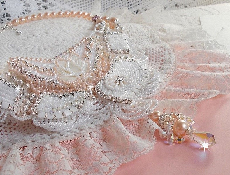 Collana Bouquet d'un Jour ricamata con fiori di madreperla, cristalli, perle rotonde in filigrana, argento 925/1000 e perle di qualit&agrave; 