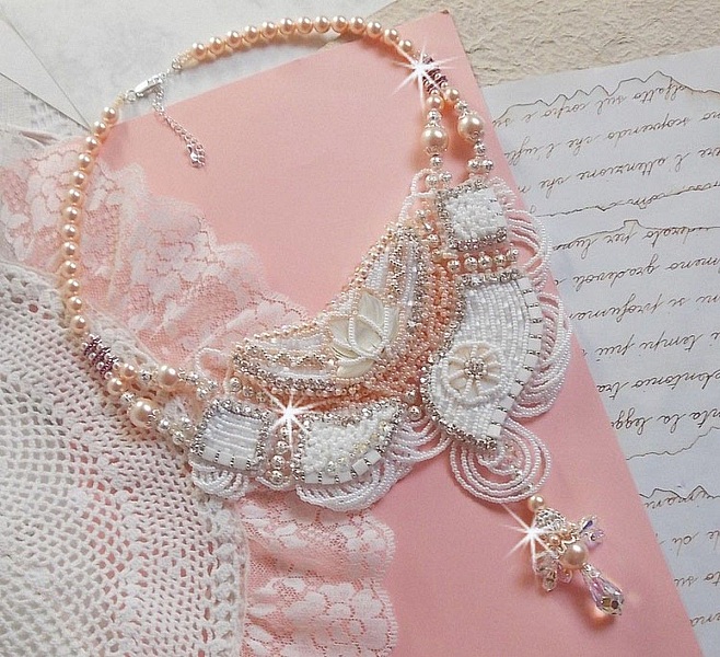 Collana Bouquet d'un Jour ricamata con fiori di madreperla, cristalli, perle rotonde in filigrana, argento 925/1000 e perle di qualit&agrave; 