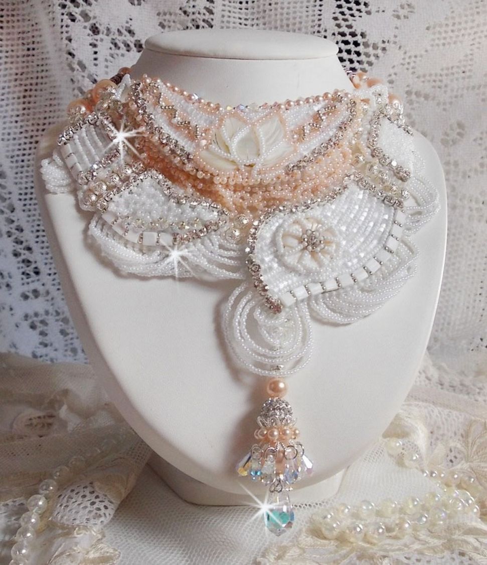 Collana Bouquet d'un Jour ricamata con fiori di madreperla, cristalli, perle rotonde in filigrana, argento 925/1000 e perle di qualità 