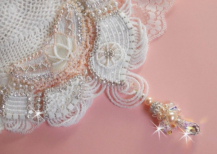 Collana Bouquet d'un Jour ricamata con fiori di madreperla, cristalli, perle rotonde in filigrana, argento 925/1000 e perle di qualit&agrave; 