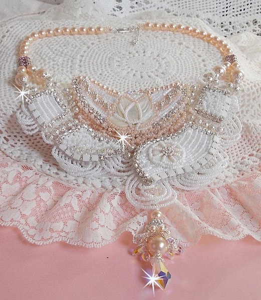 Collana Bouquet d'un Jour ricamata con fiori di madreperla, cristalli, perle rotonde in filigrana, argento 925/1000 e perle di qualit&agrave; 