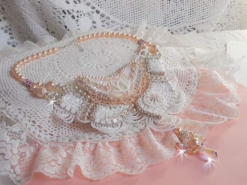 Collana Bouquet d'un Jour ricamata con fiori di madreperla, cristalli, perle rotonde in filigrana, argento 925/1000 e perle di qualit&agrave; 