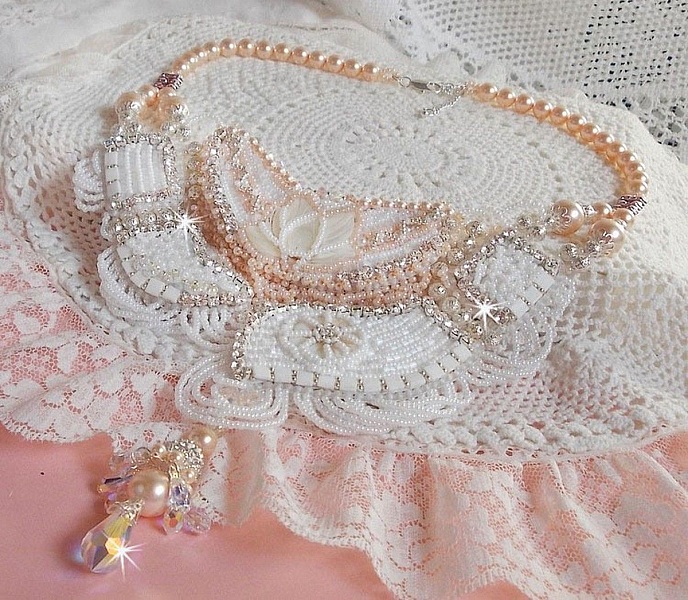 Collana Bouquet d'un Jour ricamata con fiori di madreperla, cristalli, perle rotonde in filigrana, argento 925/1000 e perle di qualit&agrave; 