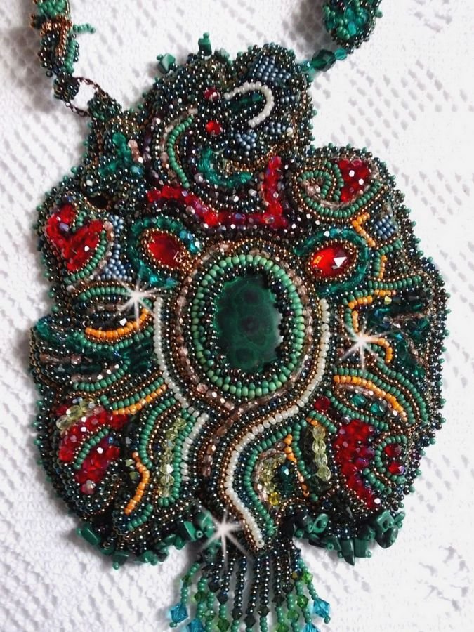 Collana con drago ricamato con un cabochon e scaglie di Malachite naturale, una bella gradazione di verde smeraldo con queste perline colorate.