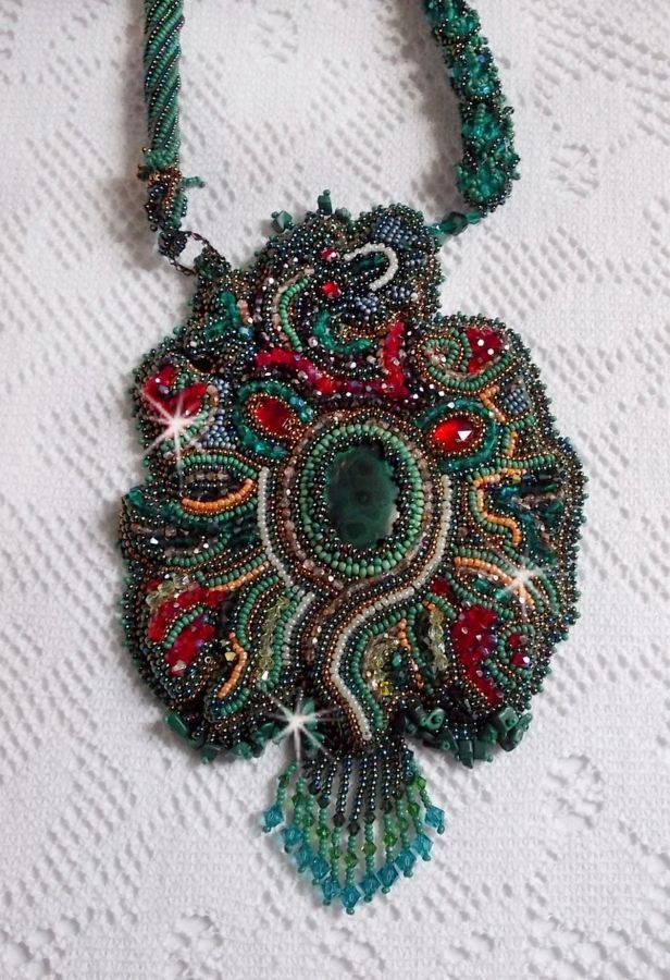 Collana con drago ricamato con un cabochon e scaglie di Malachite naturale, una bella gradazione di verde smeraldo con queste perline colorate.