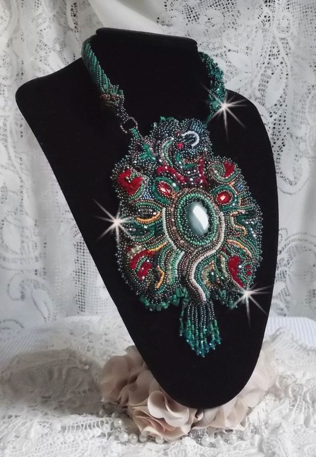 Collana con drago ricamato con un cabochon e scaglie di Malachite naturale, una bella gradazione di verde smeraldo con queste perline colorate.