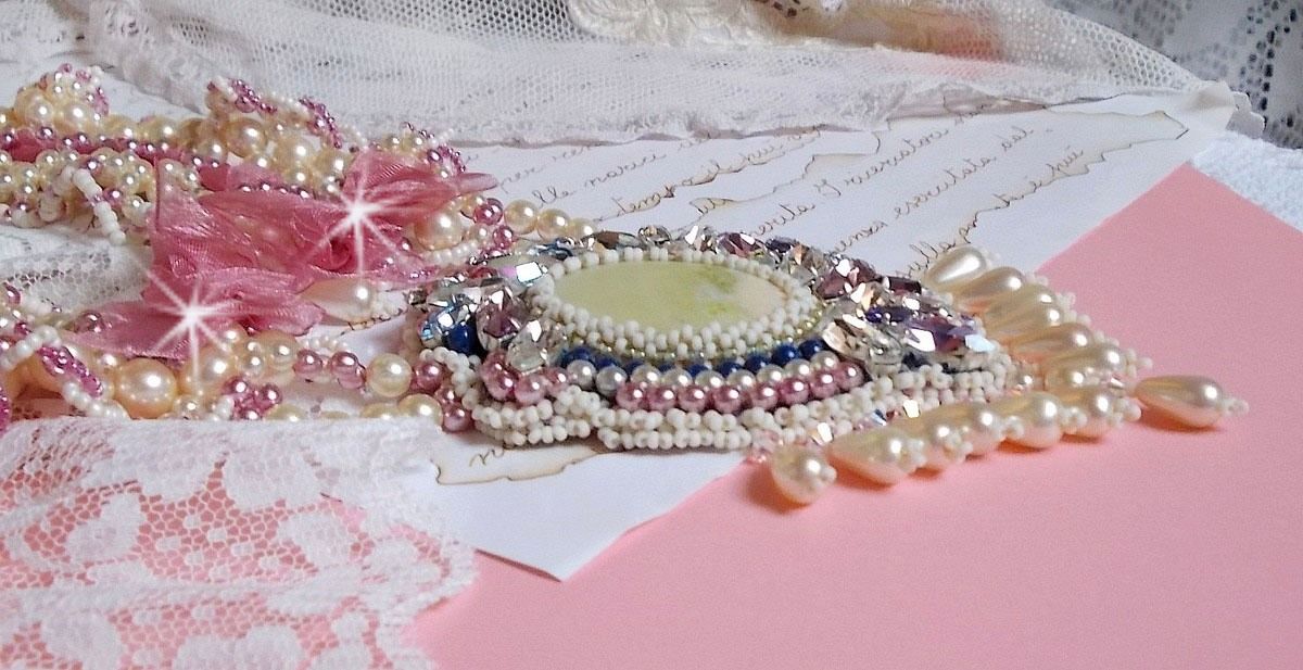 Collana a bretella Détente ricamata con perle in armonia con altre perle di qualità