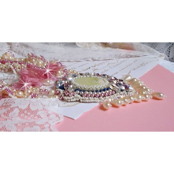 Collana a bretella Détente ricamata con perle in armonia con altre perle di qualità