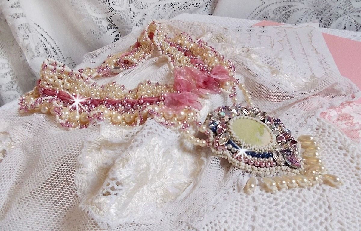 Collana a bretella Détente ricamata con perle in armonia con altre perle di qualità
