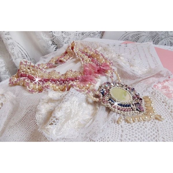 Collana a bretella Détente ricamata con perle in armonia con altre perle di qualità