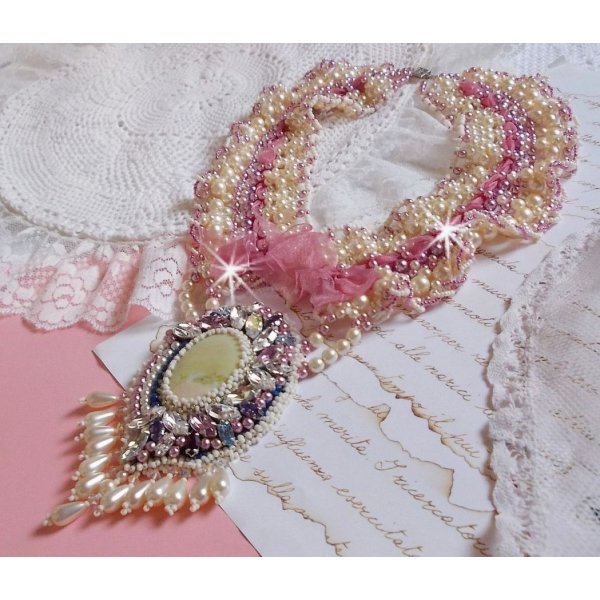 Collana a bretella D&eacute;tente ricamata con perle in armonia con altre perle di qualit&agrave;