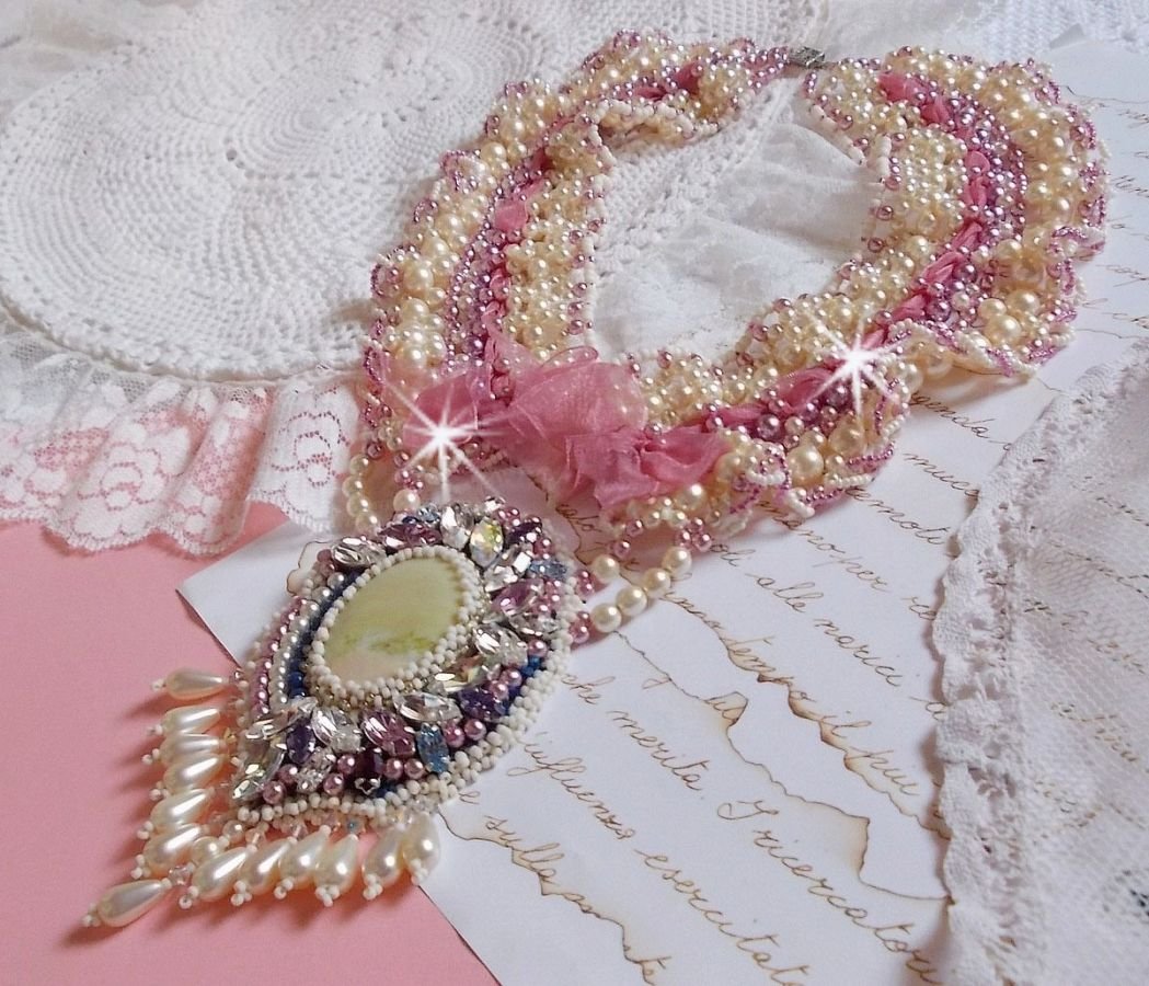 Collana a bretella Détente ricamata con perle in armonia con altre perle di qualità