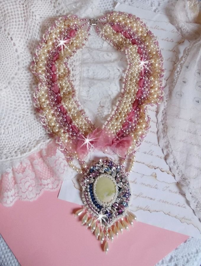 Collana a bretella Détente ricamata con perle in armonia con altre perle di qualità
