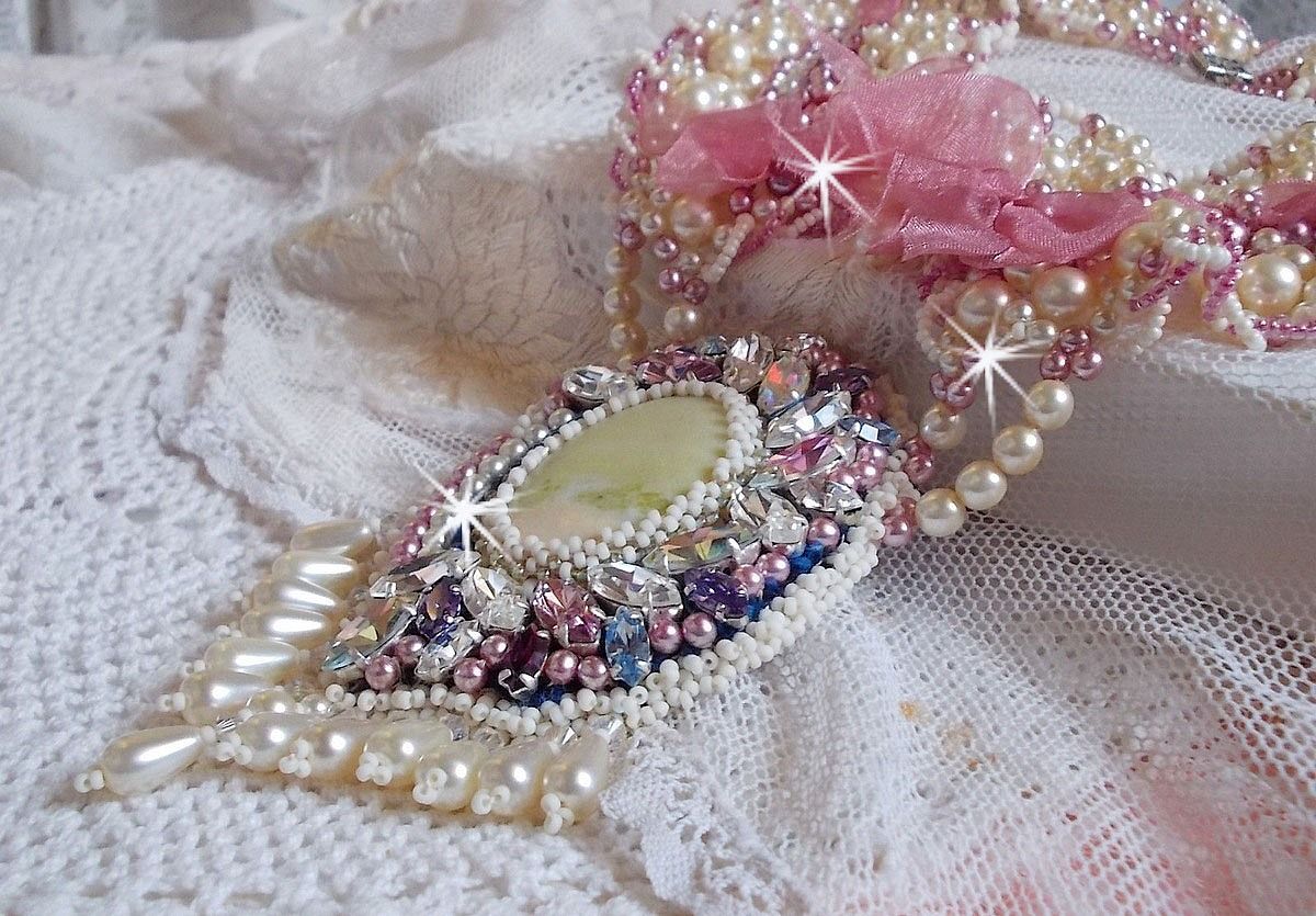 Collana a bretella Détente ricamata con perle in armonia con altre perle di qualità