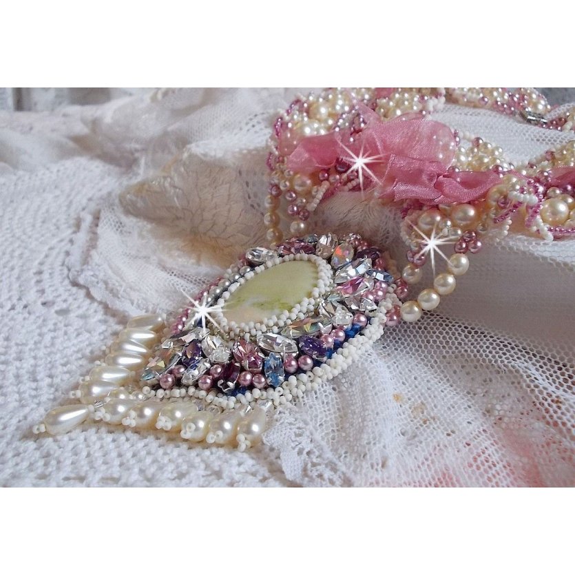 Collana a bretella Détente ricamata con perle in armonia con altre perle di qualità