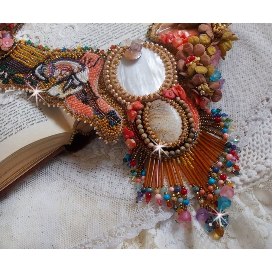Collana esotica Envol ricamata con pizzo, perle gemme, perle varie di qualità molto bella in stile Haute-Couture