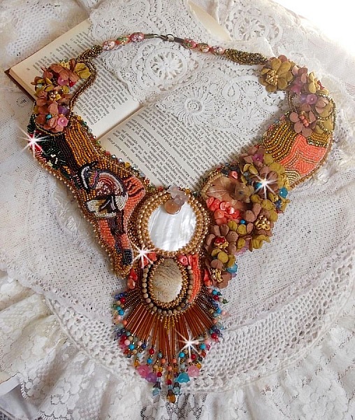 Collana esotica Envol ricamata con pizzo, perle gemme, perle varie di qualit&agrave; molto bella in stile Haute-Couture