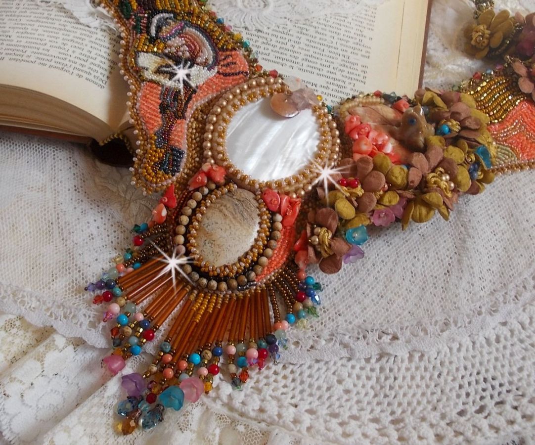Collana esotica Envol ricamata con pizzo, perle gemme, perle varie di qualità molto bella in stile Haute-Couture