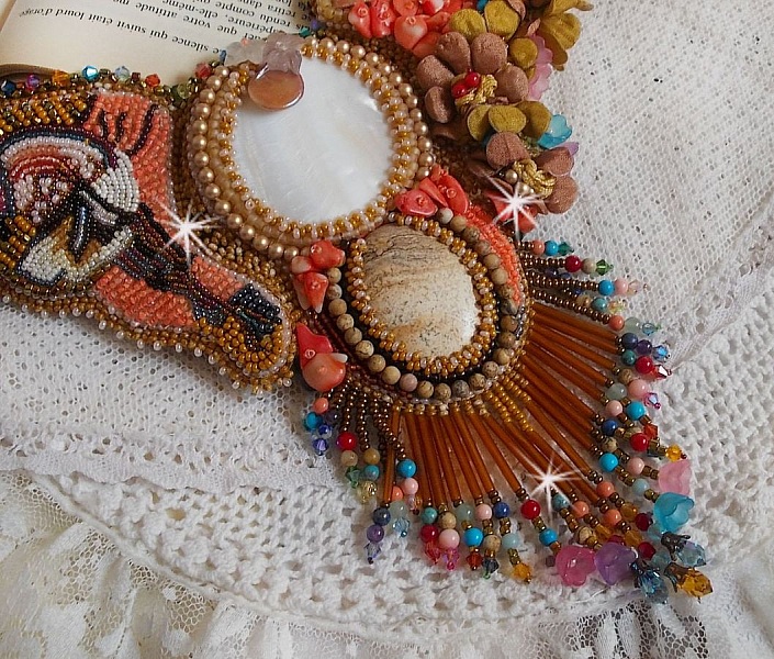 Collana esotica Envol ricamata con pizzo, perle gemme, perle varie di qualit&agrave; molto bella in stile Haute-Couture