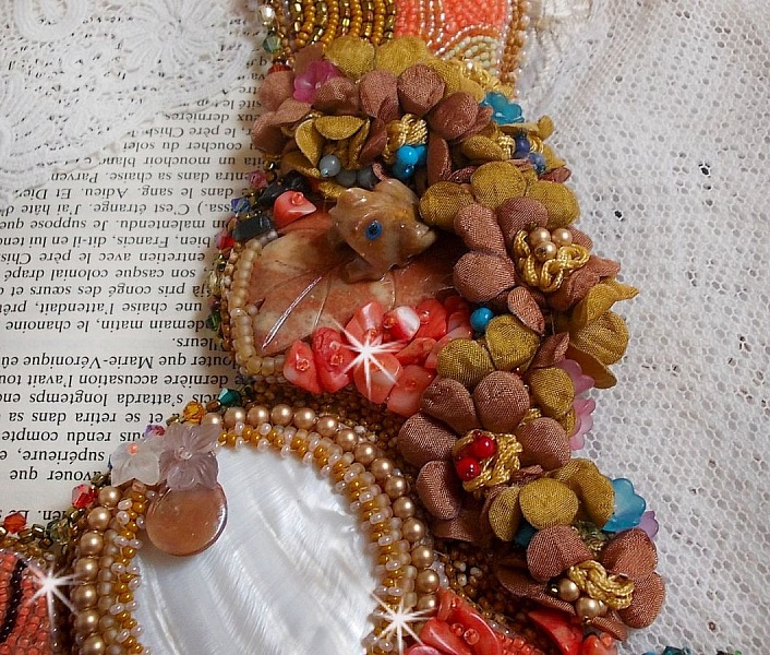 Collana esotica Envol ricamata con pizzo, perle gemme, perle varie di qualit&agrave; molto bella in stile Haute-Couture