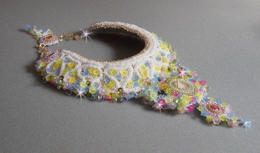 Collana Envolée Fleurie, fiori di lucite, perle e perline ricamate in stile Haute-Couture