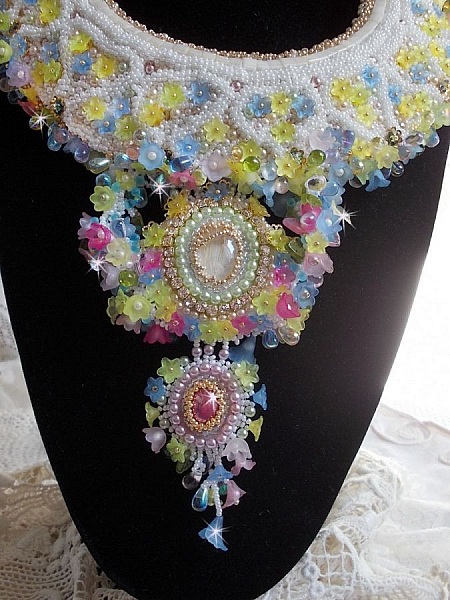 Collana Envol&eacute;e Fleurie, fiori di lucite, perle e perline ricamate in stile Haute-Couture