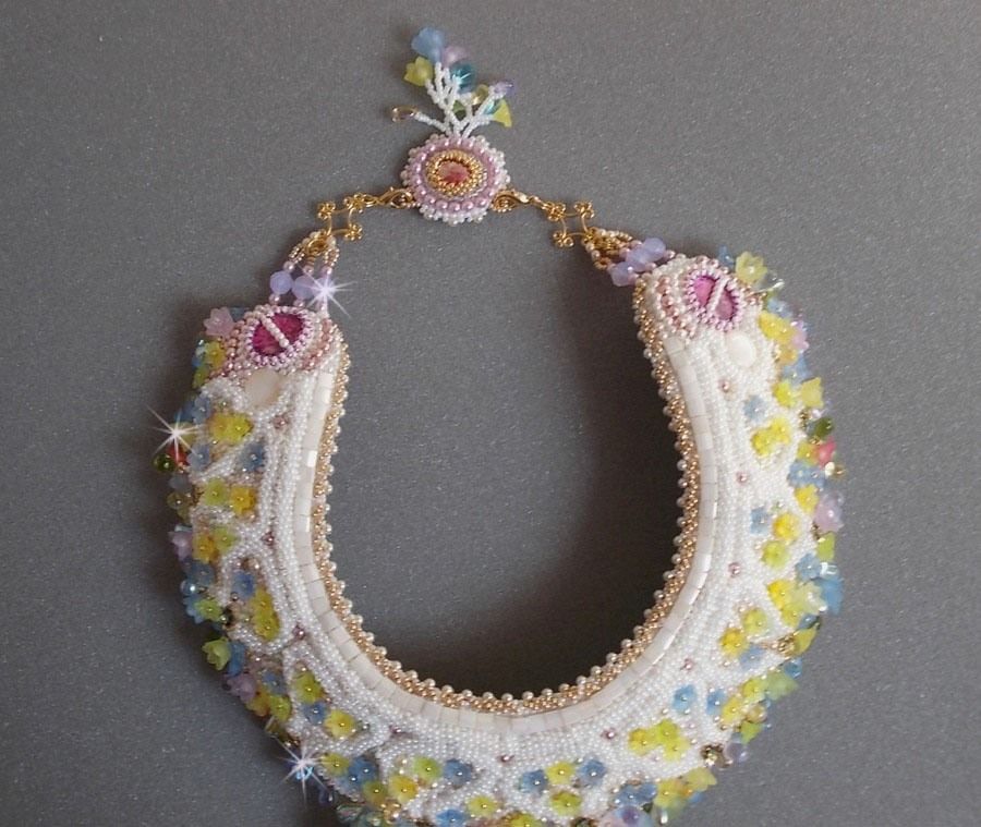 Collana Envolée Fleurie, fiori di lucite, perle e perline ricamate in stile Haute-Couture