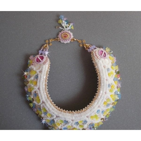 Collana Envolée Fleurie, fiori di lucite, perle e perline ricamate in stile Haute-Couture