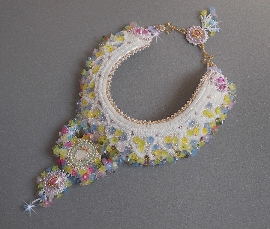 Collana Envolée Fleurie, fiori di lucite, perle e perline ricamate in stile Haute-Couture