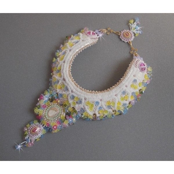 Collana Envolée Fleurie, fiori di lucite, perle e perline ricamate in stile Haute-Couture