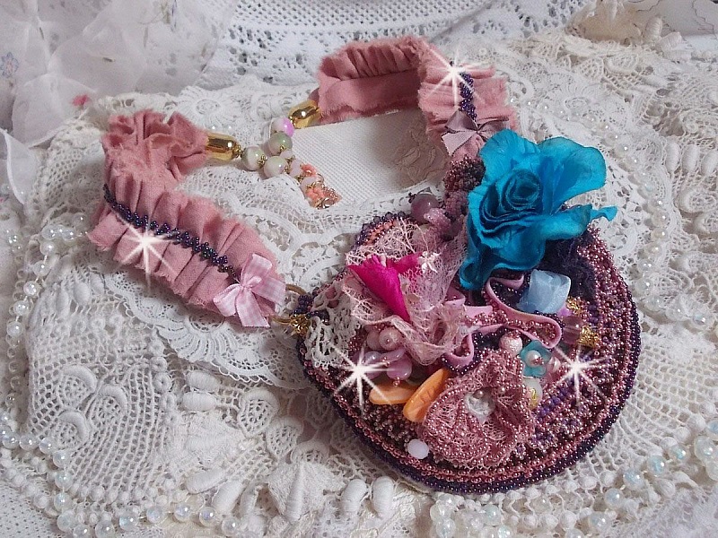 Collana Jardin Po&eacute;tique con pizzo, cristalli Swarovski, perle, perline, argento placcato oro 18 carati e perle semipreziose