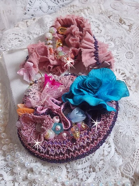 Collana Jardin Po&eacute;tique con pizzo, cristalli Swarovski, perle, perline, argento placcato oro 18 carati e perle semipreziose