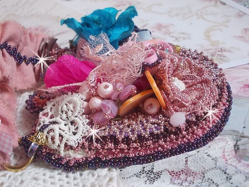 Collana Jardin Po&eacute;tique con pizzo, cristalli Swarovski, perle, perline, argento placcato oro 18 carati e perle semipreziose