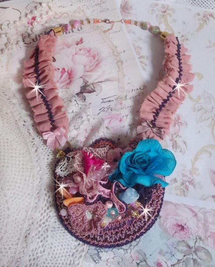 Collana Jardin Poétique con pizzo, cristalli Swarovski, perle, perline, argento placcato oro 18 carati e perle semipreziose