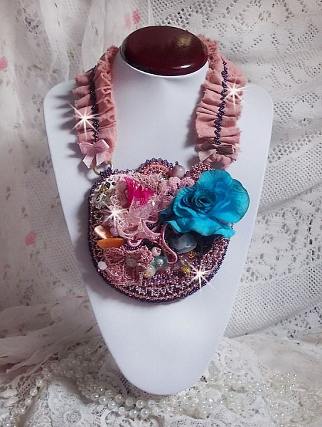 Collana Jardin Po&eacute;tique con pizzo, cristalli Swarovski, perle, perline, argento placcato oro 18 carati e perle semipreziose