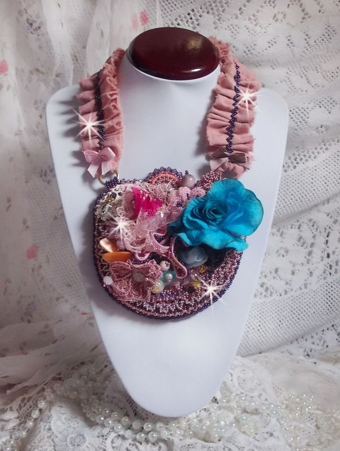 Collana Jardin Poétique con pizzo, cristalli Swarovski, perle, perline, argento placcato oro 18 carati e perle semipreziose