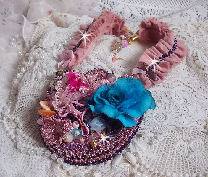 Collana Jardin Po&eacute;tique con pizzo, cristalli Swarovski, perle, perline, argento placcato oro 18 carati e perle semipreziose