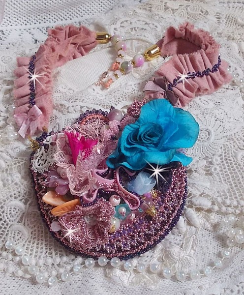 Collana Jardin Po&eacute;tique con pizzo, cristalli Swarovski, perle, perline, argento placcato oro 18 carati e perle semipreziose