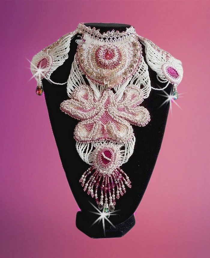 Collier plastron Madame de Pompadour, le plaisir des yeux brodé avec des perles de qualité façon Haute-Couture