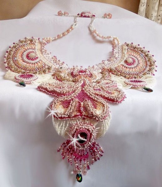 Collier plastron Madame de Pompadour, le plaisir des yeux brod&eacute; avec des perles de qualit&eacute; fa&ccedil;on Haute-Couture