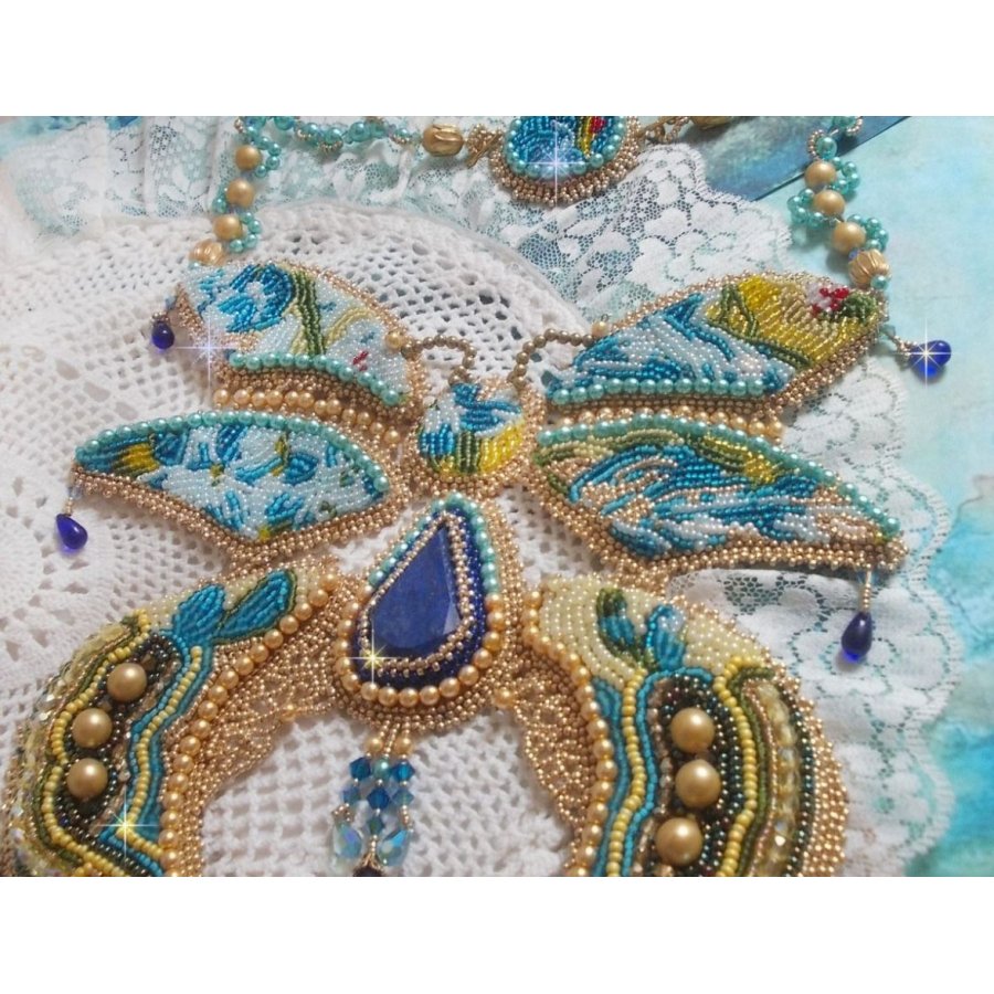 Collana Haute-Couture Blue Gold Butterfly ricamata con pietre preziose, cristalli, perle di vetro e perle di semi