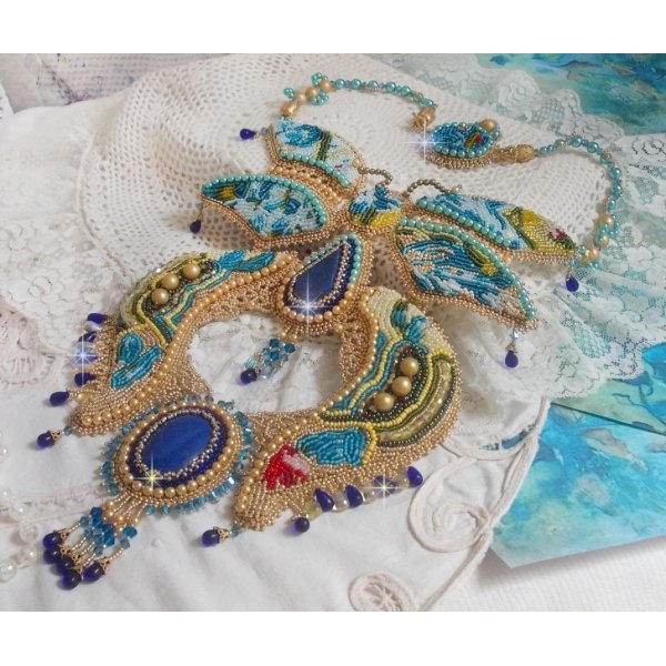 Collana Haute-Couture Blue Gold Butterfly ricamata con pietre preziose, cristalli, perle di vetro e perle di semi