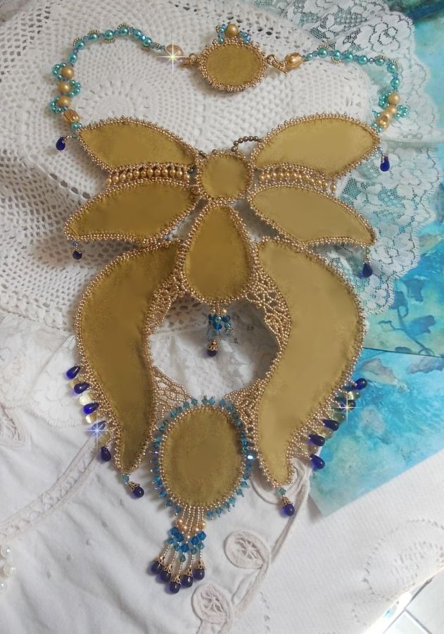 Collana Haute-Couture Blue Gold Butterfly ricamata con pietre preziose, cristalli, perle di vetro e perle di semi