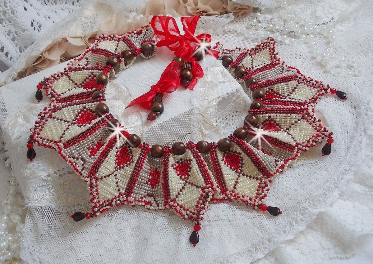 Collana a bretella Romane, ricamata con perline Bordeaux, Avorio e Rosse, gocce di petali piatti e perline di legno.